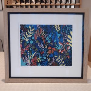 "Nuit Citron", une illustration numérotée et signée d'après une peinture originale de Cécile Aurégan, artiste nantaise, encadrée sur-mesure par Artem Nantes : passe-partout simple blanc, double baguette noire et chêne cérusé et verre musée (invisible).