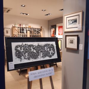 "Rodéo" la sérigraphie numérotée et signée de Cécile Aurégan,, artiste nantaise, encadrée par Artem Nantes : passe-partout noir, baguette noire profonde, verre musée (invible). On peut voir également les gravures de Cécile Basecq et de Cathie Pavoine, une autre de Elsa Saïsset, une illustration de Mathilde Crétier et une sérigraphie de HelloMarine, ainsi que les échantillons de baguettes pour les encadrement sur-mesure.