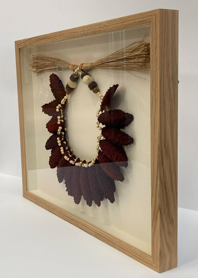 Collier Amazonie (Brésil), encadrement Artem Nantes style cadre vitrine objet avec fond blanc cassé, baguette chêne 20x30mm, réhausse pour le verre blanc cassé, verre traité anti-reflet anti-UV