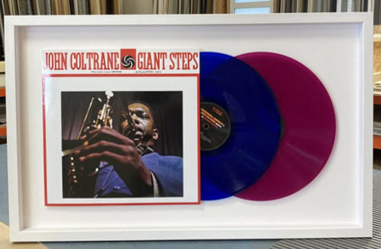 Disques vinyles 33 tours et pochette John Coltrane Giant Steps, encadrement Artem Nantes style cadre vitrine effet flottant avec fond blanc, baguette blanche 20x30mm, réhausse pour le verre blanche, verre traité anti-reflet anti-UV