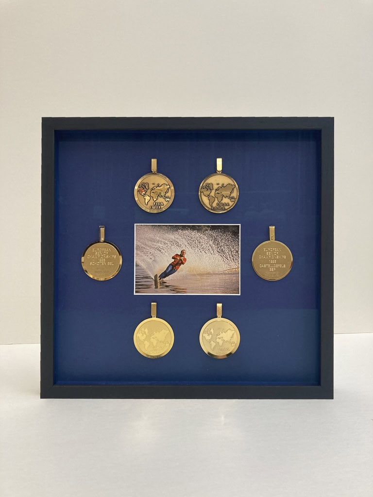 Photo ski nautique avec médailles, encadrement Artem Nantes, style cadre vitrine avec passe-partout bleu océan, baguette noire 15x20mm, réhausse pour le verre bleu océan, verre traité anti-reflet et anti UV