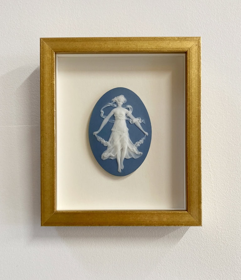 Camée bleu silhouette femme, encadrement Artem Nantes, encadrement Artem Nantes, style cadre vitrine objet, fond contrecollé blanc, baguette Nielsen Lady or, réhausse blanche pour le verre, verre musée
