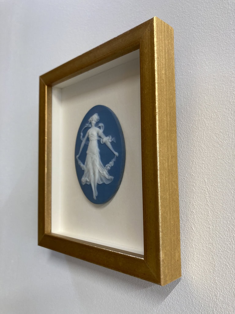Camée bleu silhouette femme, encadrement Artem Nantes, encadrement Artem Nantes, style cadre vitrine objet, fond contrecollé blanc, baguette Nielsen Lady or, réhausse blanche pour le verre, verre musée