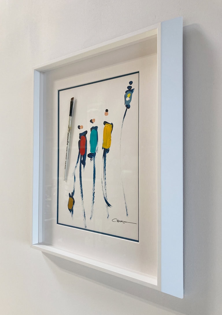 Oeuvre originale Chapeau, silhlouettes personnes colorées et pinceau, encadrement Artem Nantes, style cadre vitrine avec passe-partout liseré bleu pétrôle Baho et réhausse blanche, baguette inversée blanche, verre traité anti-reflet anti UV