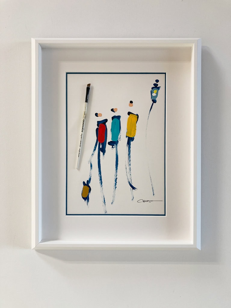 Oeuvre originale Chapeau, silhlouettes personnes colorées et pinceau, encadrement Artem Nantes, style cadre vitrine avec passe-partout liseré bleu pétrôle Baho et réhausse blanche, baguette inversée blanche, verre traité anti-reflet anti UV